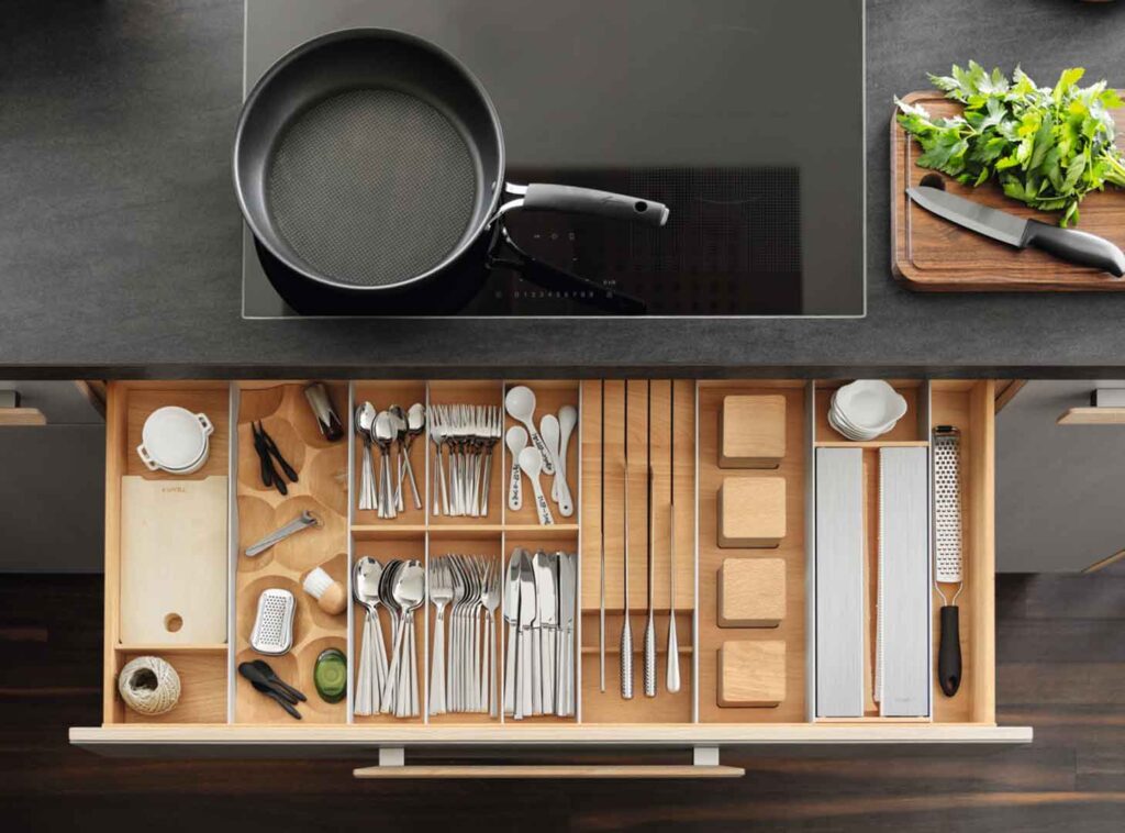TEAM 7 Küche mit Holz-Besteckeinsatz